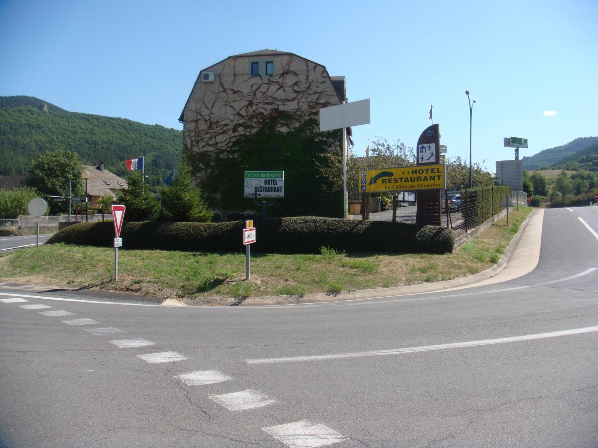 Hotel-Restaurant Le Calice Du Gevaudan - A75 Banassac Zewnętrze zdjęcie