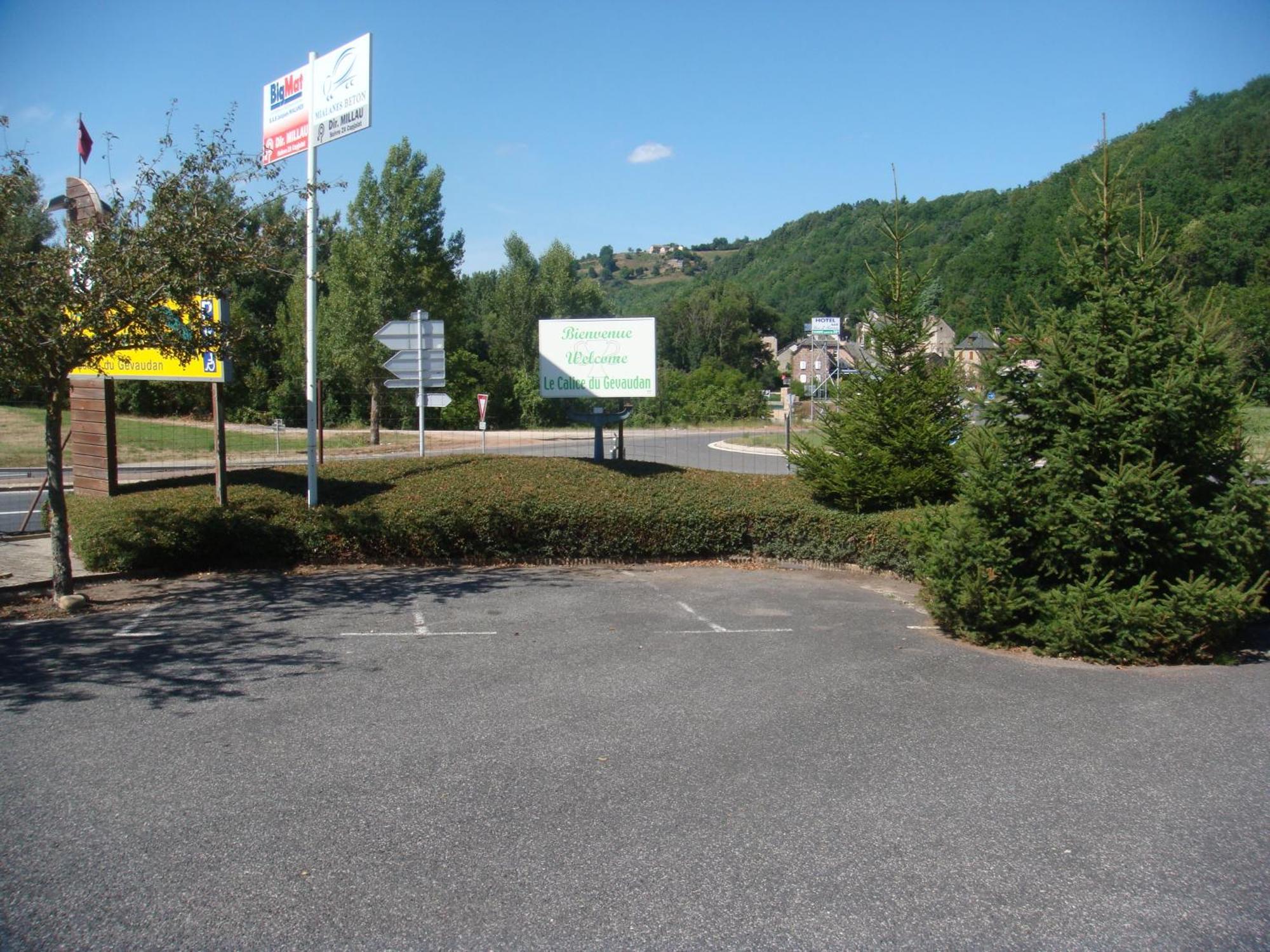 Hotel-Restaurant Le Calice Du Gevaudan - A75 Banassac Zewnętrze zdjęcie