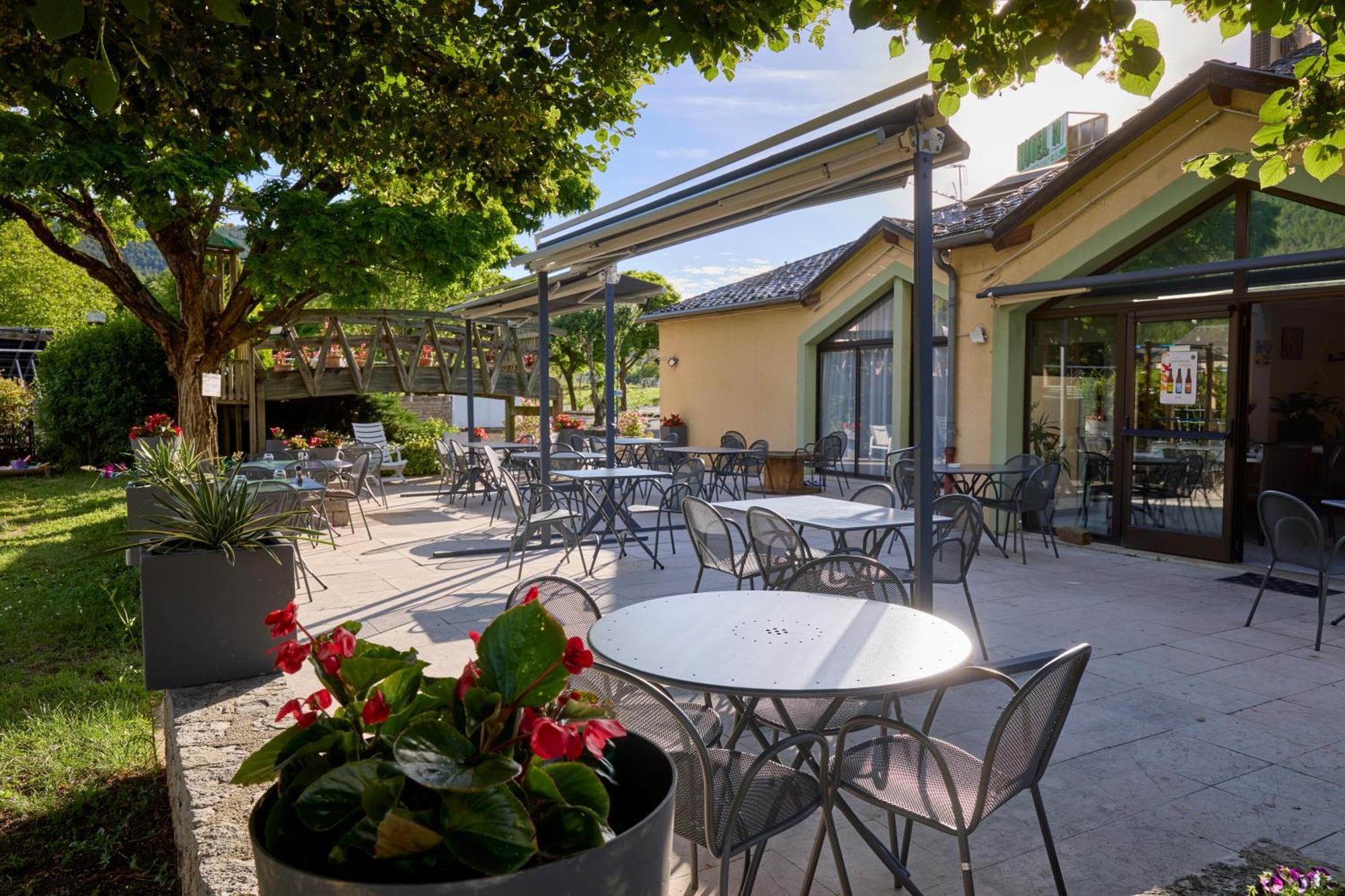 Hotel-Restaurant Le Calice Du Gevaudan - A75 Banassac Zewnętrze zdjęcie