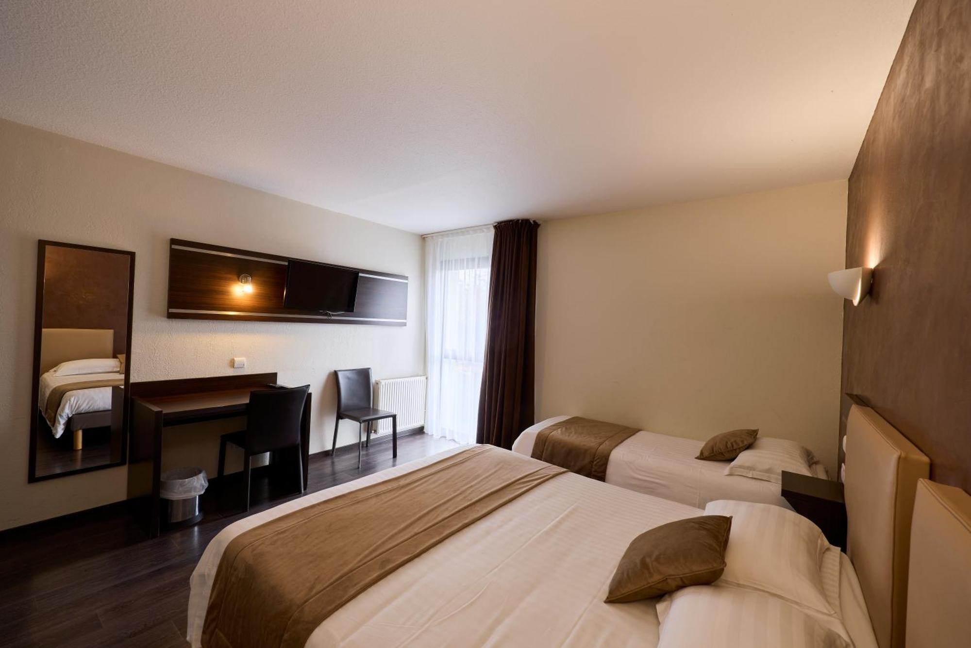 Hotel-Restaurant Le Calice Du Gevaudan - A75 Banassac Zewnętrze zdjęcie